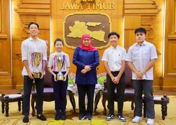 Gubernur Jawa Timur Khofifah Indar Parawansa saat menerima kunjungan atlet cilik cabor golf yang berhasil menjuarai Piala Gubernur Seri II Tahun 2022 di Gedung Negara Grahadi.