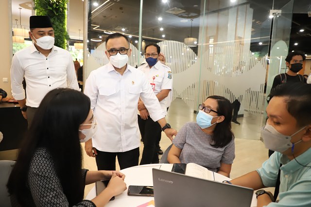 Menteri Pendayagunaan Aparatur Negara dan Reformasi Birokrasi (Menteri PANRB) Abdullah Azwar Anas saat mengunjungi Mal Pelayanan Publik yang ada di Gedung Siola Surabaya.