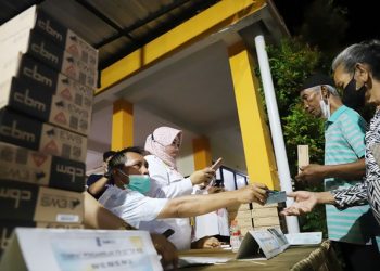 Kegiatan penyaluran STB yang dipusatkan di kantor Kecamatan Tambaksari Surabaya.