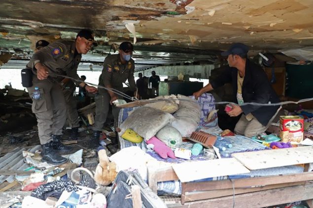Satpol PP Pemkot Surabaya melakukan pengosongan bangunan liar di bawah jembatan tol dan Kampung 1001 Malam, Jalan Lasem Barat, Dupak, Kecamatan Krembangan.