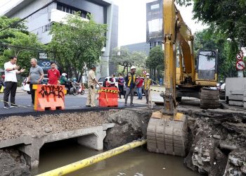 Wali Kota Surabaya Eri Cahyadi saat meninjau pembangunan saluran air di Jalan Panglima Sudirman beberapa waktu lalu.