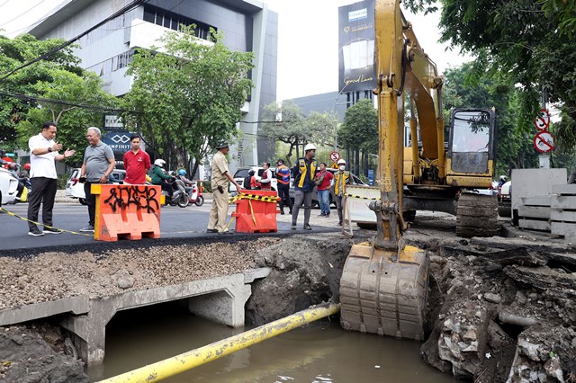 Wali Kota Surabaya Eri Cahyadi saat meninjau pembangunan saluran air di Jalan Panglima Sudirman beberapa waktu lalu.