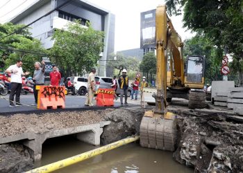 Wali Kota Surabaya Eri Cahyadi mengecek pengerjaan saluran dan crossing (sudetan) baru di Jalan Panglima Sudirman.