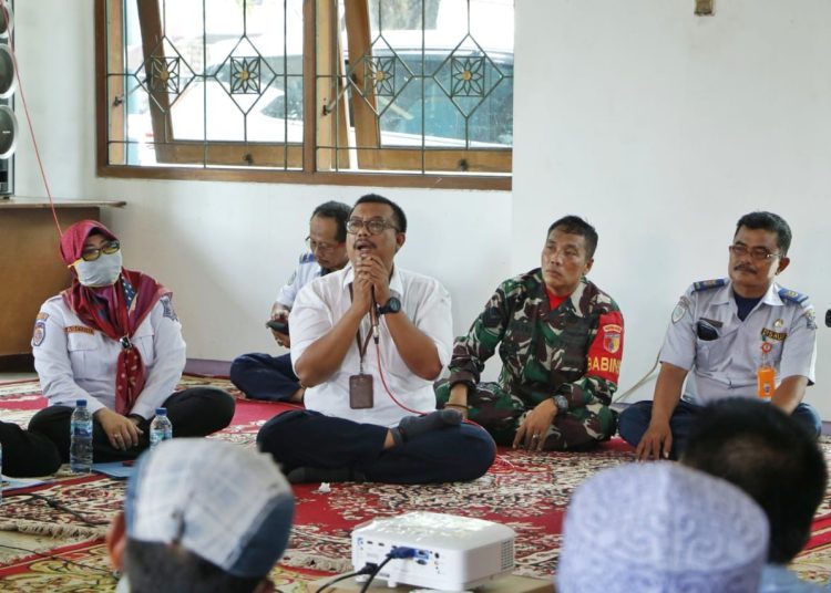 Dishub Surabaya menggelar sosialisasi kepada para Pedagang Kaki Lima (PKL) di terminal Kawasan Wisata Religi (KWR) Sunan Ampel.