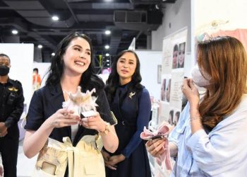 Arumi Dardak di sela membuka Ladies' Market 2022 di Chameleon Hall Tunjungan Plaza 6 Surabaya.