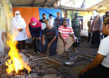 Gubernur Jatim Khofifah Indar Parawansa menyaksikan pembuatan keris di Desa Wisata Keris Aeng Tongtong Kabupaten Sumenep.