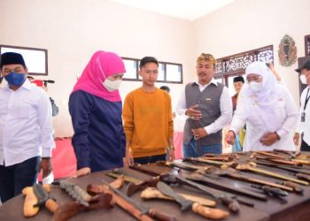 Gubernur Jatim Khofifah Indar Parawansa saat berada di Desa Wisata Keris Aeng Tongtong Kabupaten Sumenep.