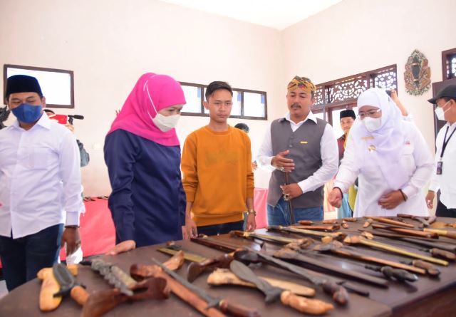 Gubernur Jatim Khofifah Indar Parawansa saat berada di Desa Wisata Keris Aeng Tongtong Kabupaten Sumenep.
