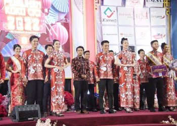 Plt Gubenur Jawa Timur Emil Elestianto Dardak 
dalam Grand Final Koko Cici Jawa Timur 2022 di Graha Unesa Surabaya.