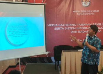 Komisioner KPU Surabaya Subairi memberikan penjelasan tentang rekrutmen PPK dan PPS di Pemilu 2024 yang akan dilakukan secara daring melalui aplikasi Siakba.