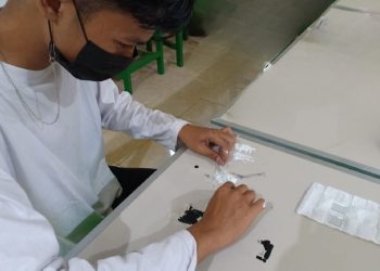 Arif Pawoko saat melakukan proses pembuatan membran garam untuk difusi elektron dalam proses MFC.