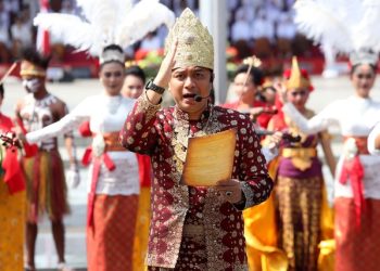 Wali Kota Surabaya Eri Cahyadi mengenakan pakaian adat dalam upacara peringatan Hari Sum;pah Pemuda di halaman Balai Kota Surabaya.