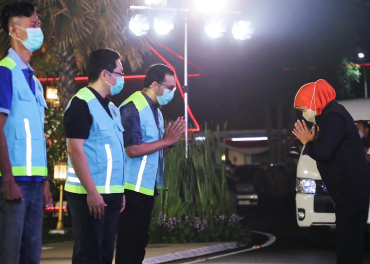 Gubernur Jawa Timur Khofifah Indar Parawansa melepas tim Pelayanan Kesehatan Bergerak yang ditugaskan memberikan pelayanan terbaik bagi masyarakat ke Pulau Kangean, Sumenep.