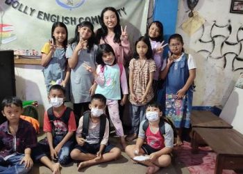 Sejumlah anak yang belajar bahasa Inggris gratis di Dolly English Community .