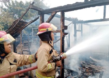 Salah satu penanganan kebakaran yang dilakukan Dinas Pemadam Kebakaran dan Penyelamatan Kabupaten Bojonegoro.