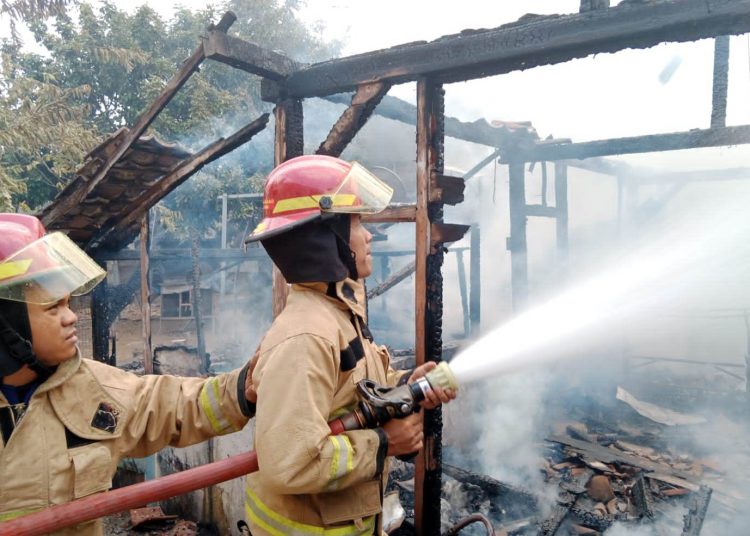Salah satu penanganan kebakaran yang dilakukan Dinas Pemadam Kebakaran dan Penyelamatan Kabupaten Bojonegoro.