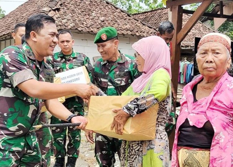 Dandim 0813 Bojonegoro Letkol Arm Arif Yudo Purwanto menyerahkan bantuan kepada warga kurang mampu di Dusun Kebonagung, Desa Sumberagung, Kecamatan Dander.