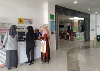 Suasana loket pendaftaran RSUD Sumberrejo, Bojonegoro. Dengan smart hospital, layanan kesehatan lebih  cepat dan mudah.
