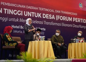 Bupati Bojonegoro Anna Mu’awanah dalam forum Perguruan Tinggi untuk Desa.