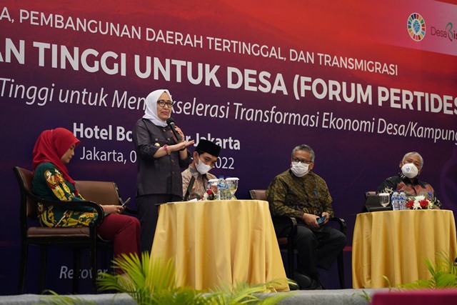 Bupati Bojonegoro Anna Mu’awanah dalam forum Perguruan Tinggi untuk Desa.