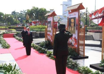 Gubernur Jawa Timur Khofifah Indar Parawansa dalam upacara peringatan Hari Pahlawan di Tugu Pahlawan Surabaya.