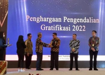 Penyerahan penghargaan kepada Pemkab Bojonegoro yang meraih Pengendalian Gratifikasi Tahun 2022 dari Komisi Pemberantasan Korupsi.