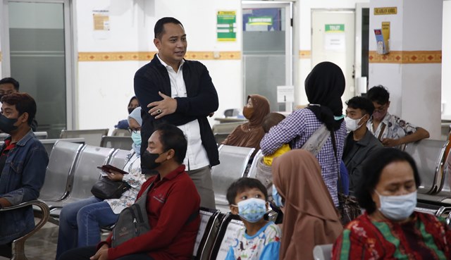 Wali Kota Surabaya Eri Cahyadi turun langsung mengecek pelayanan kesehatan dengan sidak di sejumlah puskesmas di Surabaya.