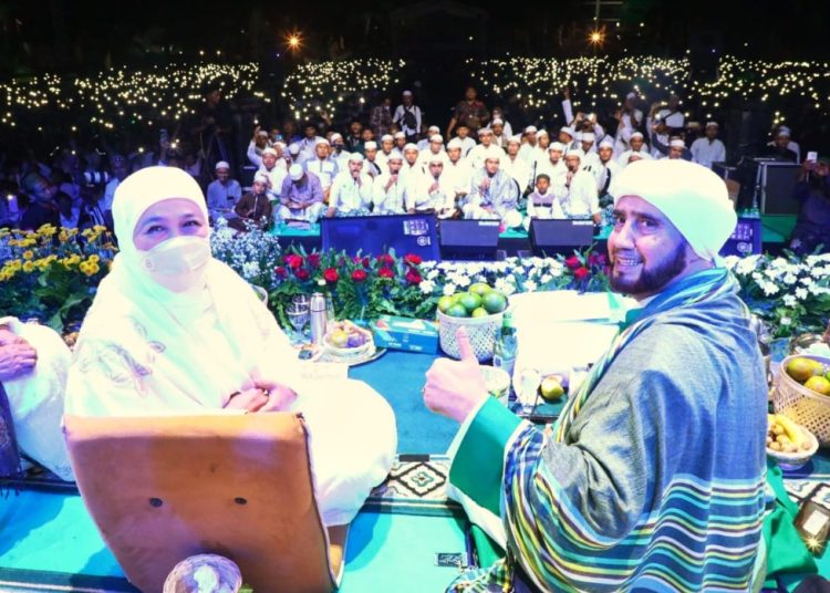 Gubernur Jatim Khofifah Indar Parawansa bersama Habib Syech bin Abdul Qodir Assegaf, di Stadion Merdeka Kabupaten Jombang.