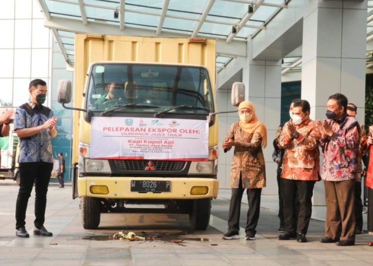 Pelepasan ekspor secara simbolis oleh Gubernur Khofifah Indar Parawansa di sela gelaran East Java Export Festival di Hotel Novotel Samator Surabaya.
