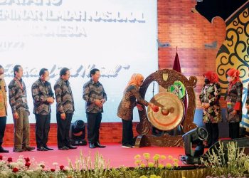 Gubernur Jatim Khofifah Indar Parawansa saat membuka Kongres XV dan Seminar Ilmiah Nasional Ikatan Pustakawan Indonesia (IPI) di Vasa Hotel, Surabaya.