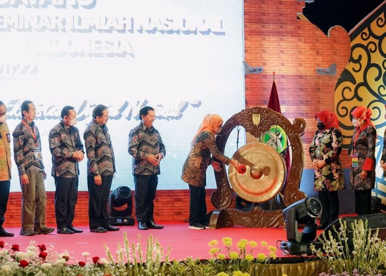 Gubernur Jatim Khofifah Indar Parawansa saat membuka Kongres XV dan Seminar Ilmiah Nasional Ikatan Pustakawan Indonesia (IPI) di Vasa Hotel, Surabaya.