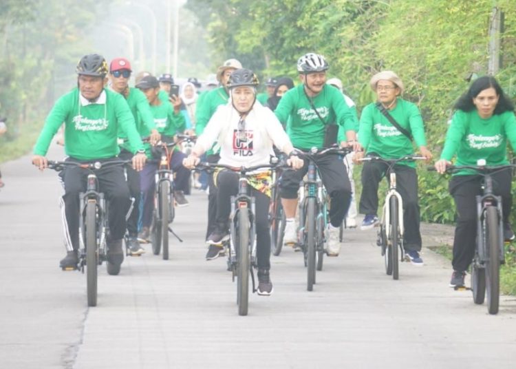Bupati Bojonegoro Anna Mu"awannah dalam kegiatan Nglenyer Teng Sabin yang start dari Desa Mojoranu Dander dan finish di gudang Lumbung Pangan Desa Plesungan Kecamatan Kapas.