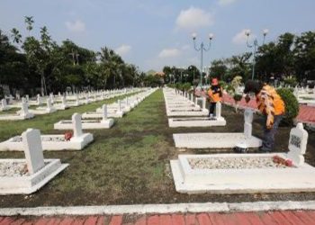 Pembenahan taman makam pahlawan jelang peringatan Hari Pahlawan 10 November mendatang.