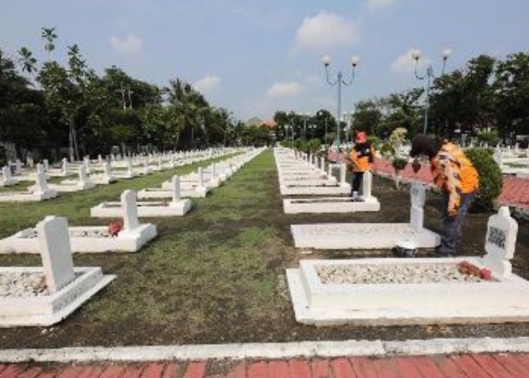 Pembenahan taman makam pahlawan jelang peringatan Hari Pahlawan 10 November mendatang.
