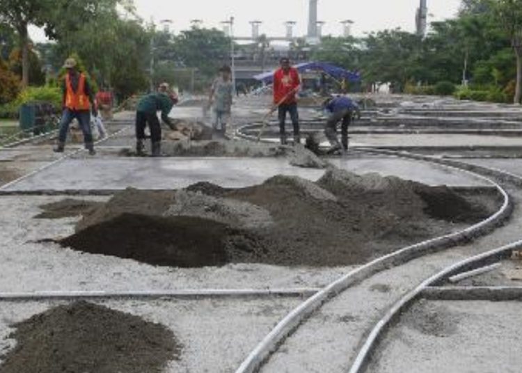 Pengerjaan pembangunan kawasan Taman Suroboyo untuk menjadi destinasi wisata.