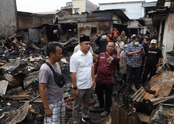Wali Kota Surabaya Eri Cahyadi mendatangi lokasi musibah kebakaran rumah di Jalan Kedondong Kidul II, Kelurahan Tegalsari, Kecamatan Tegalsari.