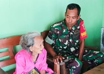 Mbah Jomi, warga Dusun Kebonagung, Desa Sumberagung, Kecamatan Dander, Kabupaten Bojonegoro. Rumahnya diperbaiki jajaran Kodim setempat bergotong royong bersama warga sekitar.