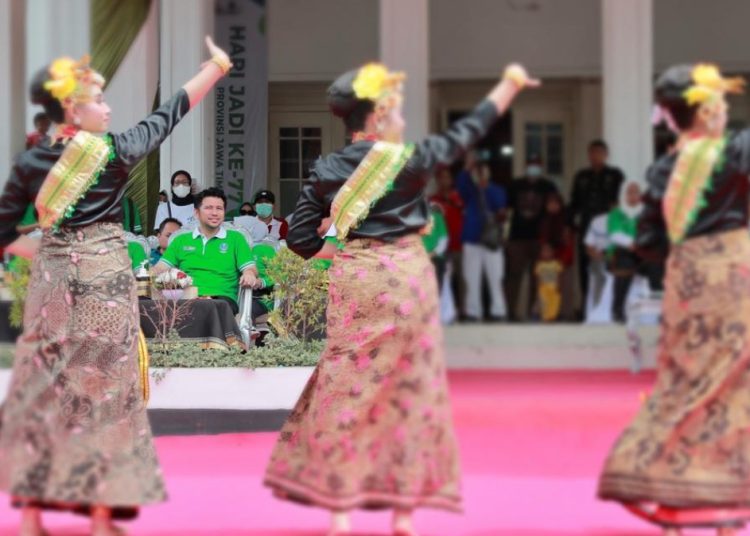 Wakil Gubernur Jawa Timur Emil Elestianto Dardak dalam kegiatan menyalurkan zakat produktif bagi masyarakat di sekitar Bakorwil Pamekasan.