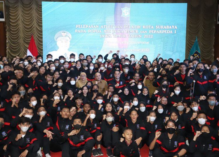 Para atlet yang akan bertanding di ajang Pekan Olahraga Pelajar Daerah (Popda) XIII Jawa Timur (Jatim) dan Pekan Paralimpik Daerah (Pepareda) I Jatim tahun 2022 dilepas Wali Kota Surabaya Eri Cahyadi di Graha Sawunggaling.