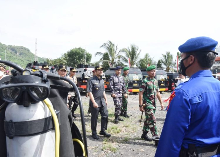 Wakil Gubernur Jawa Timur Emil Elestianto Dardak mengecek pasukan dalam apel di Pelabuhan Tanjungwangi, Banyuwangi.