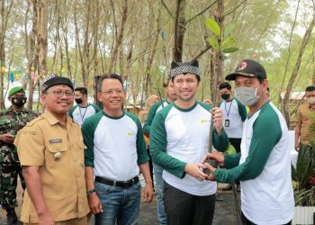 Wakil Gubernur Jawa Timur Emil Elestianto Dardak menyerahkan 5 ribu bibit pohon mangrove secara simbolis kepada 5 orang penerima untuk ditanam di pesisir Pantai Cemara Muncar Kabupaten Banyuwangi.