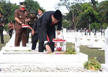 Wali Kota Surabaya Eri Cahyadi menabur bunga di salah satu makam pahlawan.