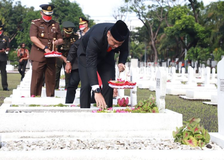 Wali Kota Surabaya Eri Cahyadi menabur bunga di salah satu makam pahlawan.