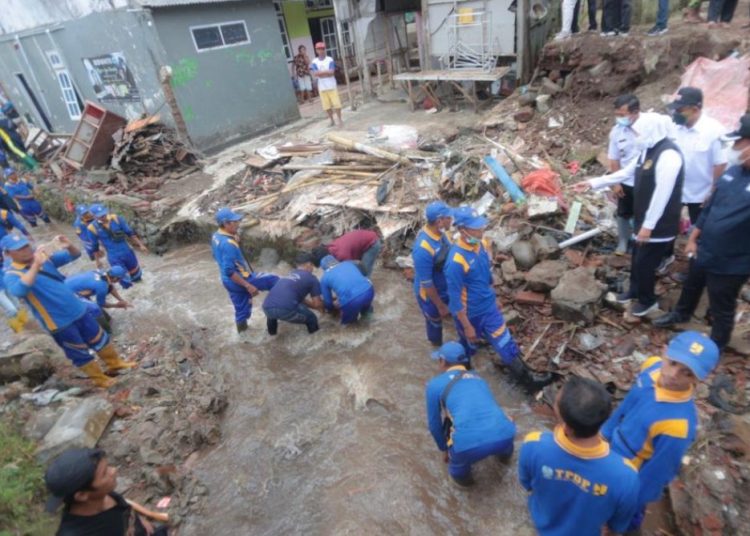 Gubernur Jatim Khofifah Indar Parawansa mengunjungi lokasi banjir bandang di Banyuwangi.