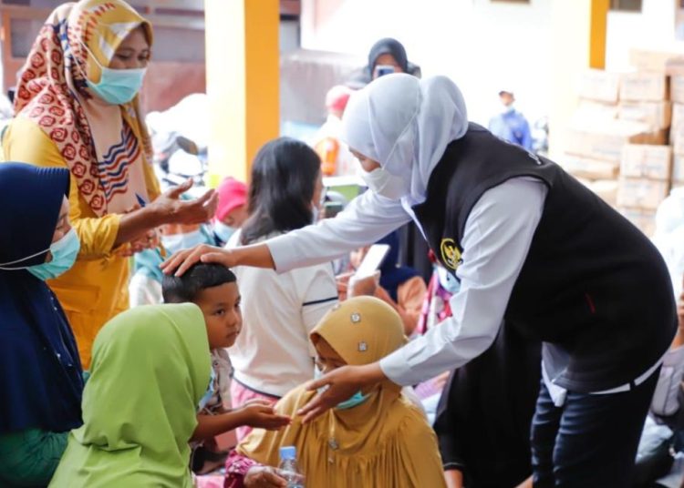 Gubernur Jatim Khofifah Indar Parawansa mengunjungi dan menyerahkan bantuan kepada warga terdampak banjir di Desa Kalibaru Wetan, Kecamatan Kalibaru, Banyuwangi.