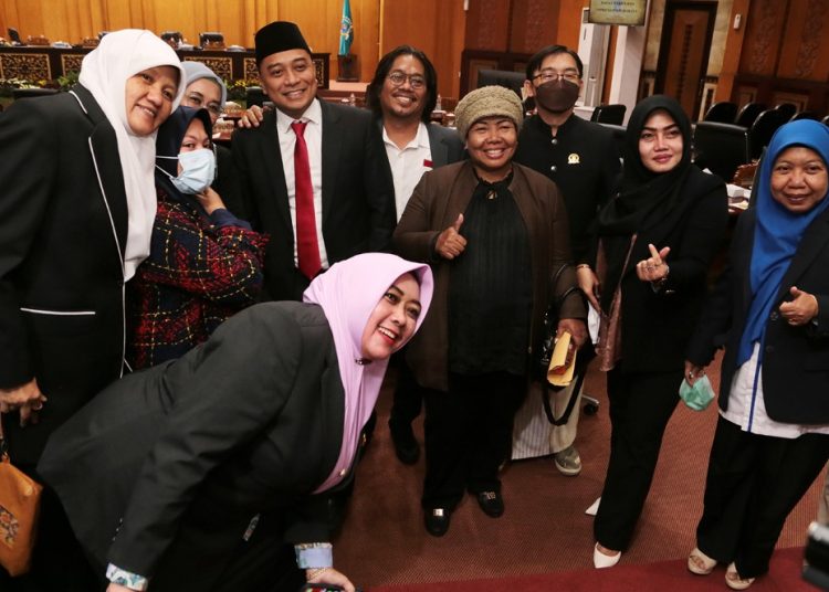 Wali Kota Surabaya Eri Cahyadi bersama sejumlah anggota DPRD Surabaya usai rapat paripurna.