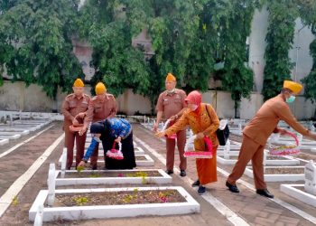 Para veteran menggelar acara tabur bunga di Taman Makam Pahlawan (TMP) Bojonegoro.