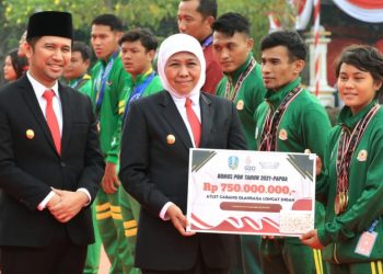 Gubernur Jatim Khofifah Indar Parawansa didampingi Wagub Emil Elestianto Dardak memberikan bonus secara simbolis kepada atlet yang mengharumkan nama Jatim.