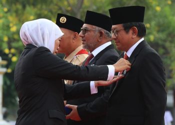 Gubernur Jatim Khofifah Indar Parawansa memberikan angurah lencana jer basuki mawa beya kepada salah satu tokoh di peringatan Hari Pahlawan.
