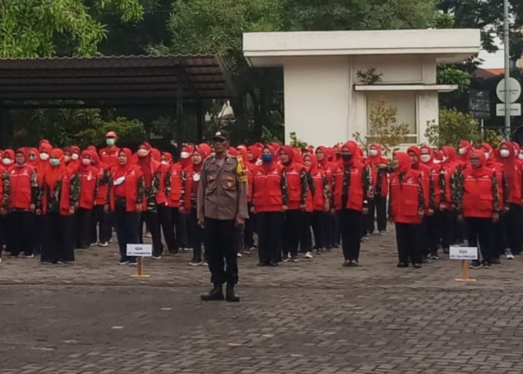 Upacara peringatan Hari Pahlawan yang dilakukan para Kader Surabaya Hebat Kecamatan Tandes di halaman kantor kecamatan setempat.